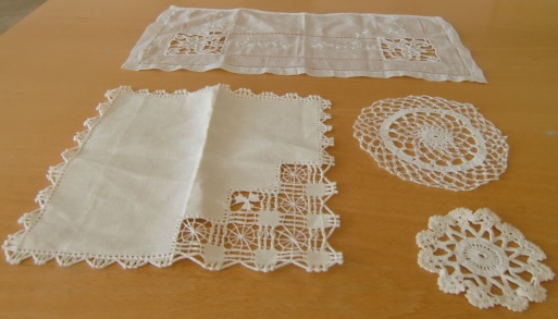 M755MSmall decorative tablecloths crocheted and embroidered